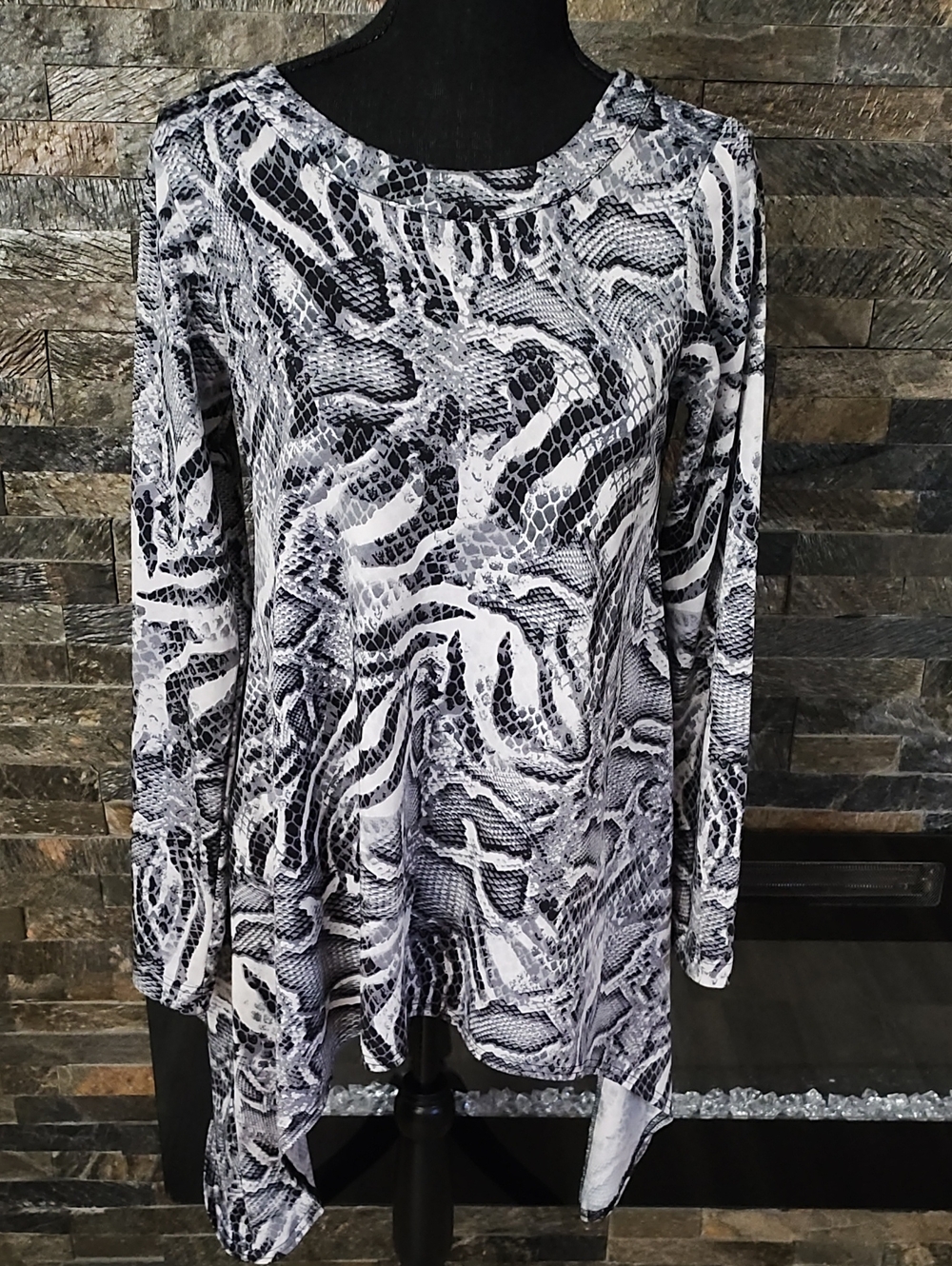 Isabel Women’s Black, Gray & White Snake Print Long Sleeve Tunic Size Small